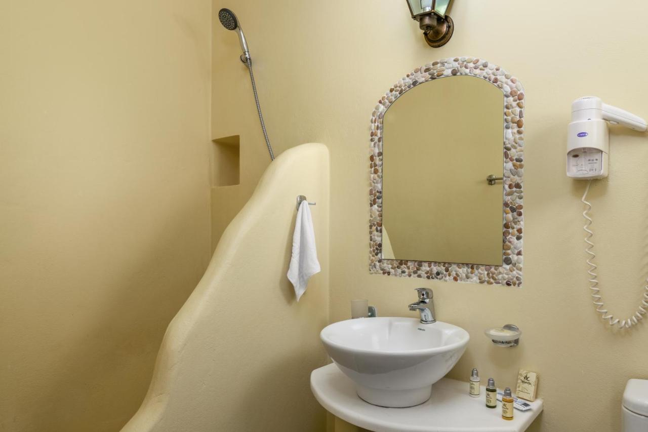 Psaravolada Milos Hotel