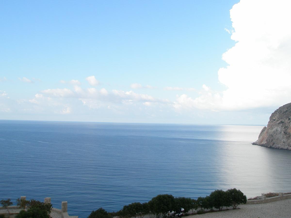 Psaravolada Milos Hotel Strand van Agia Kiriaki